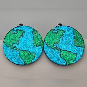 ✨2/$10✨Sparkly Earth Acrylic Dangle Earrings 1.5” Round Cute NWOT